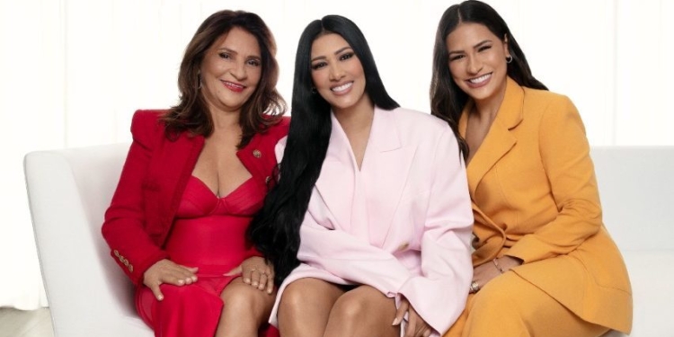 Simone e Simaria posam ao lado da mãe, para campanha de Dia das Mães da My Shoes