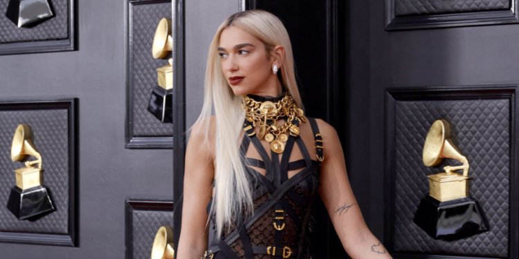 Confira alguns dos looks que mais se destacaram no Grammy Awards 2022