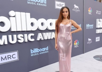 Veja os looks que mais brilharam no tapete vermelho do Billboard Music Awards 2022