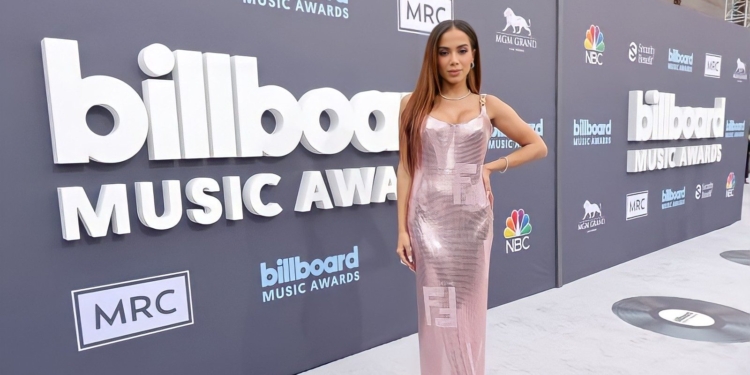 Veja os looks que mais brilharam no tapete vermelho do Billboard Music Awards 2022