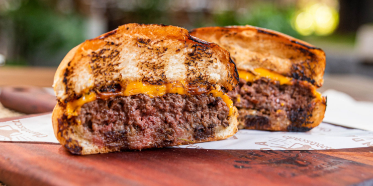Confira algumas sugestões para o Dia do Hambúrguer, celebrado neste sábado (28)