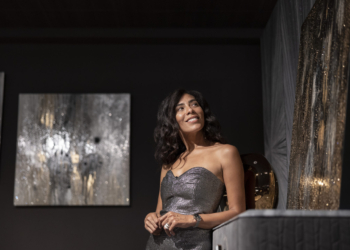 Artista brasileira Geovana Cléa expõe seu trabalho no Salão do Móvel em Milão