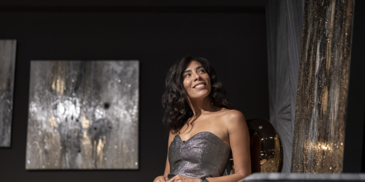 Artista brasileira Geovana Cléa expõe seu trabalho no Salão do Móvel em Milão