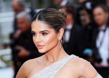 Tapete vermelho: Thássia Naves aposta em brilho em seu segundo dia de Cannes 2022