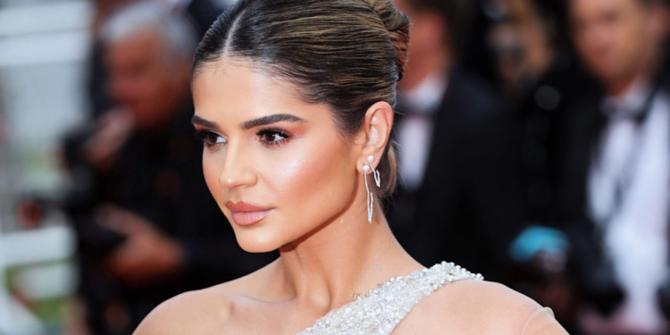 Tapete vermelho: Thássia Naves aposta em brilho em seu segundo dia de Cannes 2022