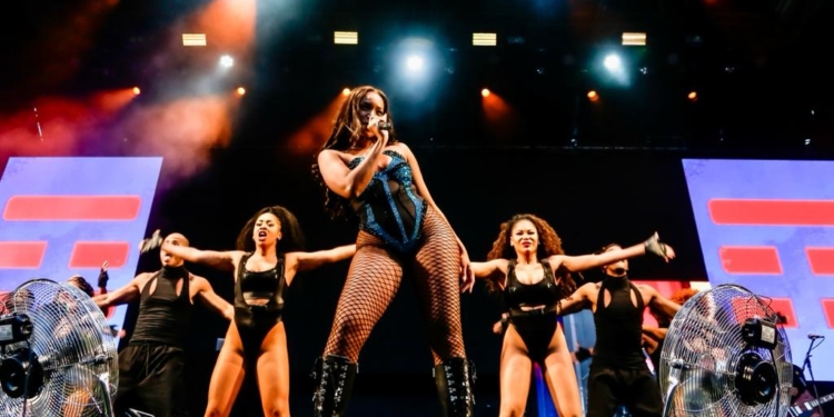 Show da cantora IZA agita a praia de Copacabana no Tim Music Rio