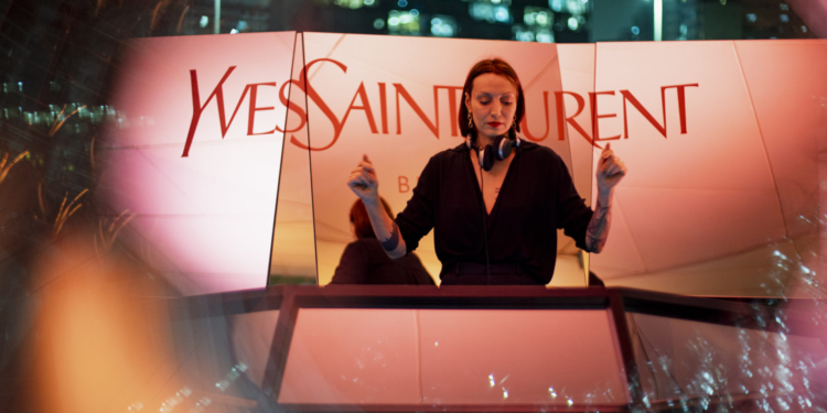 Yves Saint Laurent lança nova fragrância no Brasil, em evento para convidados em São Paulo