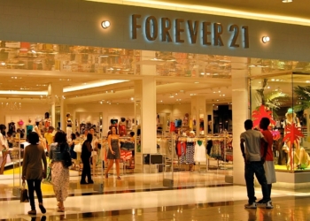 Forever 21 deixará de operar no Brasil e promove queima de estoque