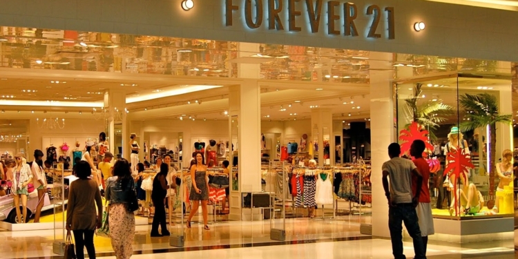 Forever 21 deixará de operar no Brasil e promove queima de estoque