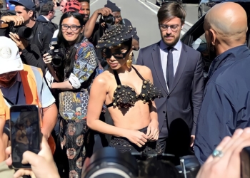 Anitta comparece ao desfile da Schiaparelli em Paris, na semana de alta-costura