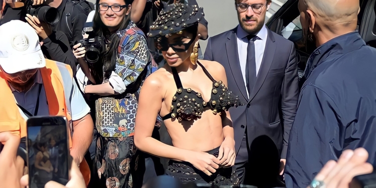 Anitta comparece ao desfile da Schiaparelli em Paris, na semana de alta-costura