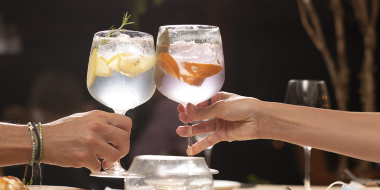 Almería promove happy hour com drinques, chope e vinho durante às sextas-feiras