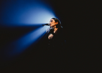 Manu Gavassi estreia turnê pelo Brasil com ingressos esgotados