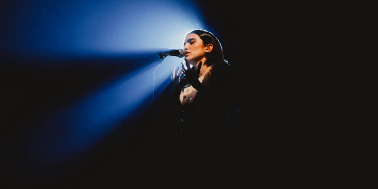 Manu Gavassi estreia turnê pelo Brasil com ingressos esgotados