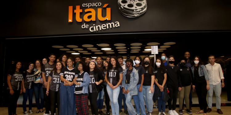 Projeto profissionalizante “Vamos ao Cinema” leva 100 alunos de escolas públicas do DF ao cinema