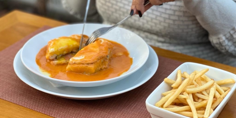 Francesinha: sanduíche típico de Portugal é especialidade do restaurante Taberna Lusitana na 412 sul