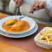 Francesinha: sanduíche típico de Portugal é especialidade do restaurante Taberna Lusitana na 412 sul