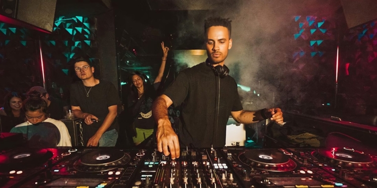 Atração internacional: Venicce Beach recebe show de música eletrônica do DJ Cassian