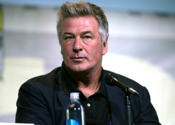 Investigação conduzida pela FBI contraria versão de Alec Baldwin sobre disparo no set do filme “Rust”