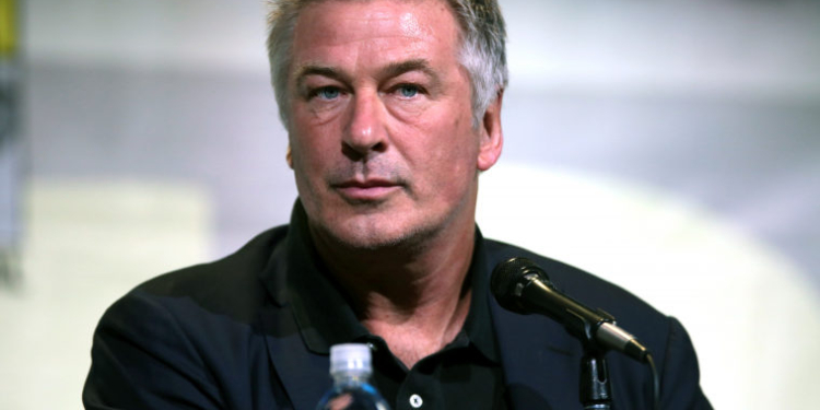 Investigação conduzida pela FBI contraria versão de Alec Baldwin sobre disparo no set do filme “Rust”