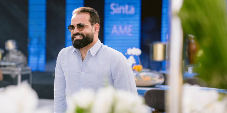 Sunset: Médico Dr. Hoel Mendes comemora 40 anos com cenário inspirado na Grécia