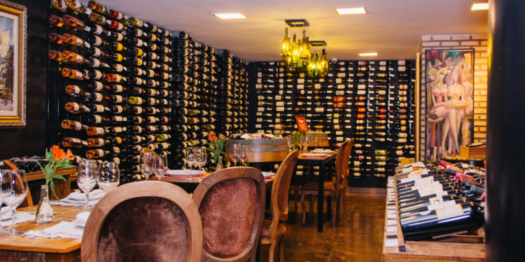 Queijos, vinhos e obras de arte: Marchand Antonio Aversa comemora aniversário em petit comité