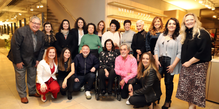 Ornare e Mulheres Positivas recebem convidados para exposição de projeto fotográfico