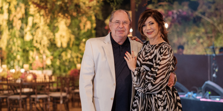 Noite para celebrar: Vera Carla e Eustáquio Silveira recebem amigos na mansão do Park Way com show de Fagner