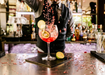 Oportunidade: Grupo R2 promove curso de bartender para pessoas transsexuais em Brasília