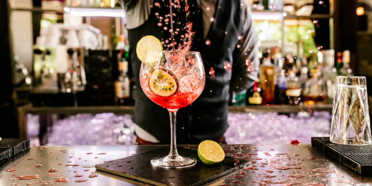 Oportunidade: Grupo R2 promove curso de bartender para pessoas transsexuais em Brasília