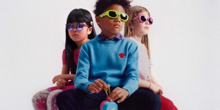 Versace lança linha de óculos infantis e tem previsão de chegada ao Brasil em outubro