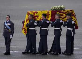 Corpo de rainha Elizabeth II é sepultado nesta segunda após velório restrito