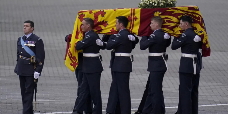 Corpo de rainha Elizabeth II é sepultado nesta segunda após velório restrito