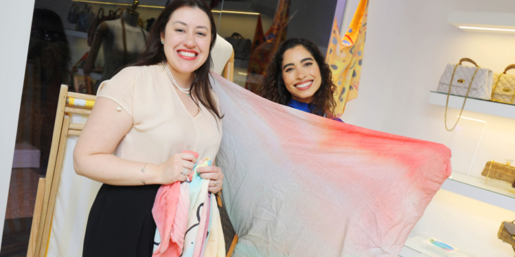 Artista plástica Isadora Maia apresenta lenços autorais na loja Confraria