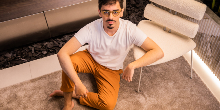 TONTON CHAIR: Designer Ismael Ricardo lança cadeira inspirada em uma Spitz Alemã na CASACOR