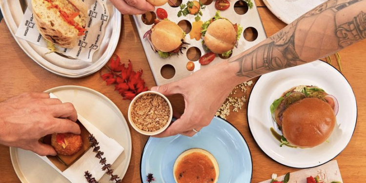 Primavera: Mané Mercado Vírgula celebra chegada da nova estação com Festival de Drinks e Comida de Mão