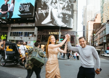 Marina Ruy Barbosa e Lily Aldridge comparecem em celebração de 10 anos da SCHUTZ, durante NYFW