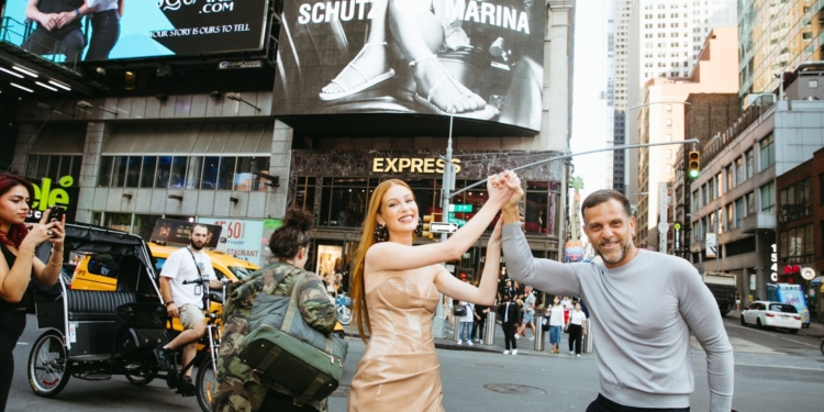 Marina Ruy Barbosa e Lily Aldridge comparecem em celebração de 10 anos da SCHUTZ, durante NYFW