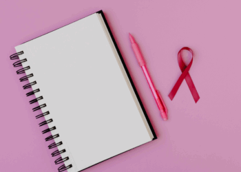 Outubro Rosa: escrita terapêutica pode auxiliar no bem-estar geral de mulheres com câncer