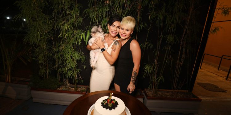 Empresária Kyvia Sousa comemora B-Day com amigos no Single’s Gastrobar