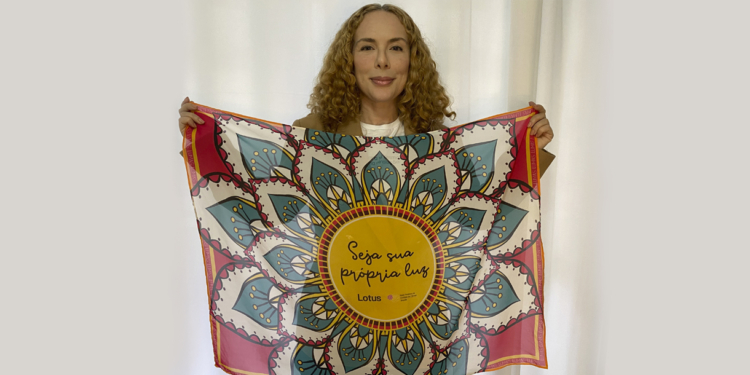 Lumas: Marca brasiliense cria lenço no mês de conscientização contra o câncer de mama