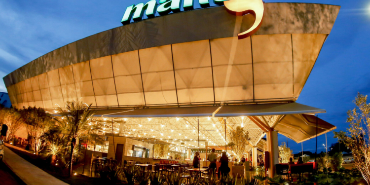 Evento gratuito de troca de figurinhas tem feira, praça de alimentação e sorteio de brindes