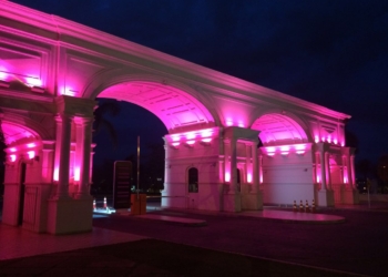 Outubro Rosa: Pontão ilumina pórtico com a cor símbolo da campanha mundial