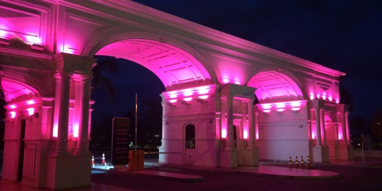 Outubro Rosa: Pontão ilumina pórtico com a cor símbolo da campanha mundial