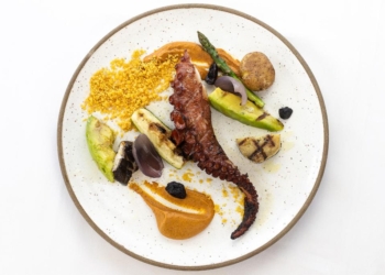 Sagrado Mar: Chef Marco Espinoza convida Gustavo Rinkevich para um menu a quatro mãos