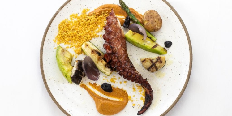 Sagrado Mar: Chef Marco Espinoza convida Gustavo Rinkevich para um menu a quatro mãos