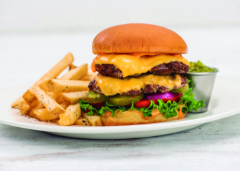 Hard Rock Cafe lança novo cardápio mundial no Brasil