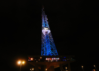 Torre de TV ganha iluminação azul e vira ponto do Natal brasiliense