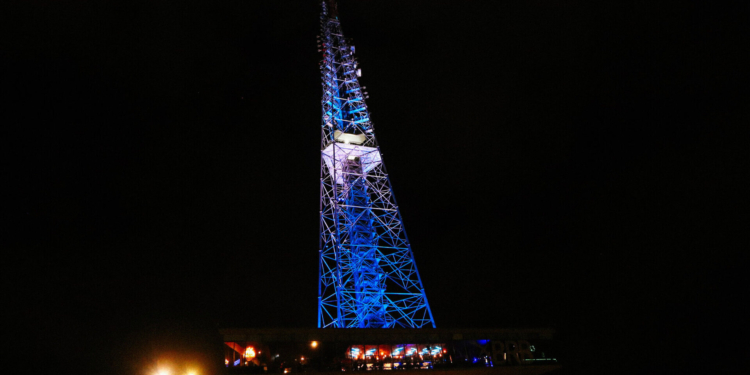 Torre de TV ganha iluminação azul e vira ponto do Natal brasiliense