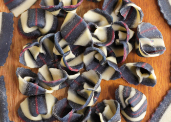 Em clima de Natal, chef Diego Koppe lança caixas de massa com design para presente